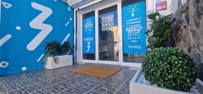 Entrada con 'photocall' del característico rayo de Canaluz, en su nueva tienda de Vecindario/HADA CASADO.