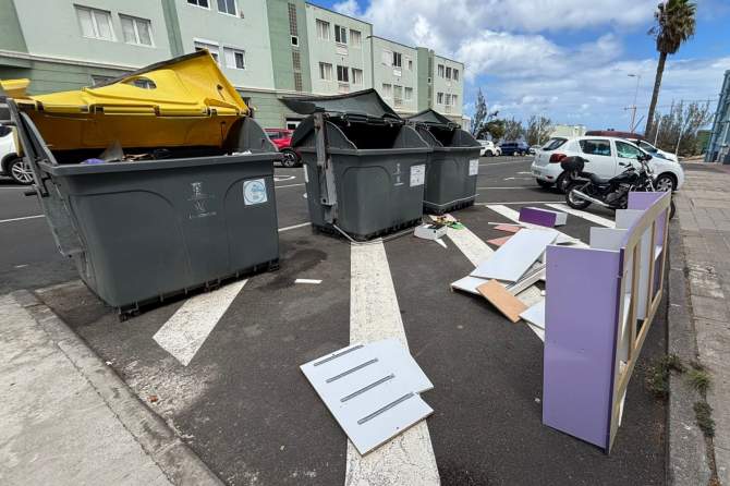 Enseres acumulados junto a los contenedores de basura en una calle de Jin&aacute;mar (Foto: NC Telde)