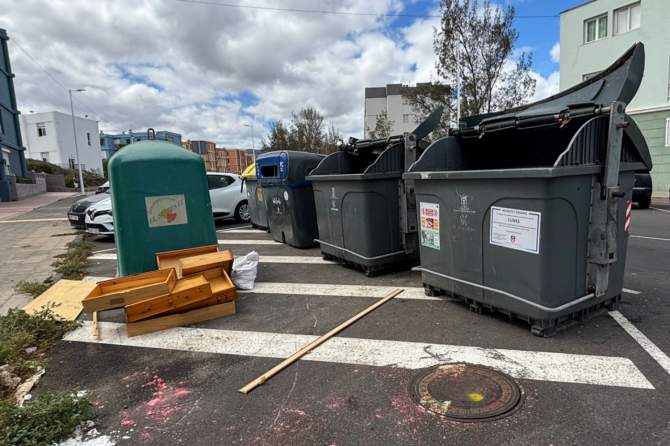 Enseres acumulados junto a los contenedores de basura en una calle de Jin&aacute;mar (Foto: NC Telde)