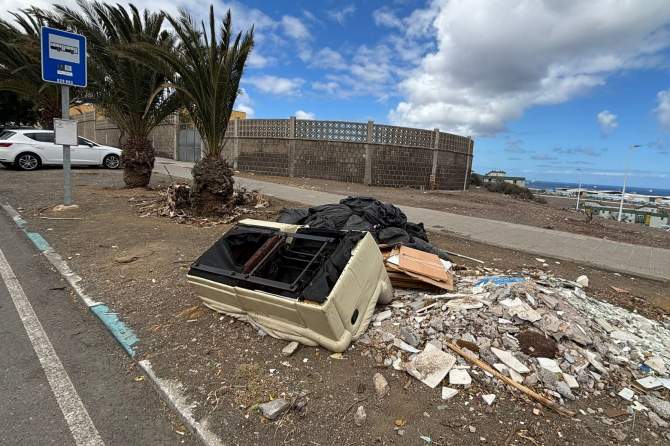 Enseres acumulados junto a los contenedores de basura en una calle de Jin&aacute;mar (Foto: NC Telde)