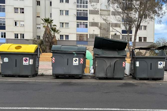 Enseres acumulados junto a los contenedores de basura en una calle de Jin&aacute;mar (Foto: NC Telde)