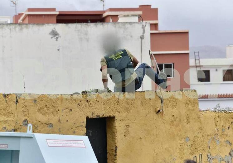 Agentes de la Guardia Civil investigan un homicidio en Gáldar/Arcadio Suárez (C7).