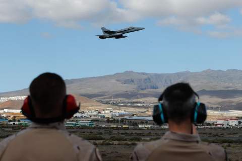 Uno de los F18 que participa en el ejercicio despega en la Base Aérea de Gando (Gran Canaria) / EFE/ Elvira Urquijo A.