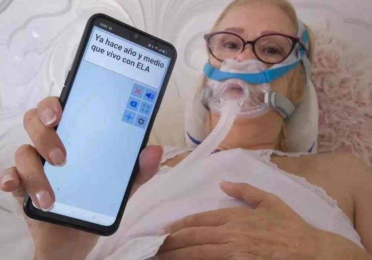 Leocadia Bermúdez, enferma de ELA, comparte su diagnóstico a través del móvil/Andrés Cruz/La Provincia