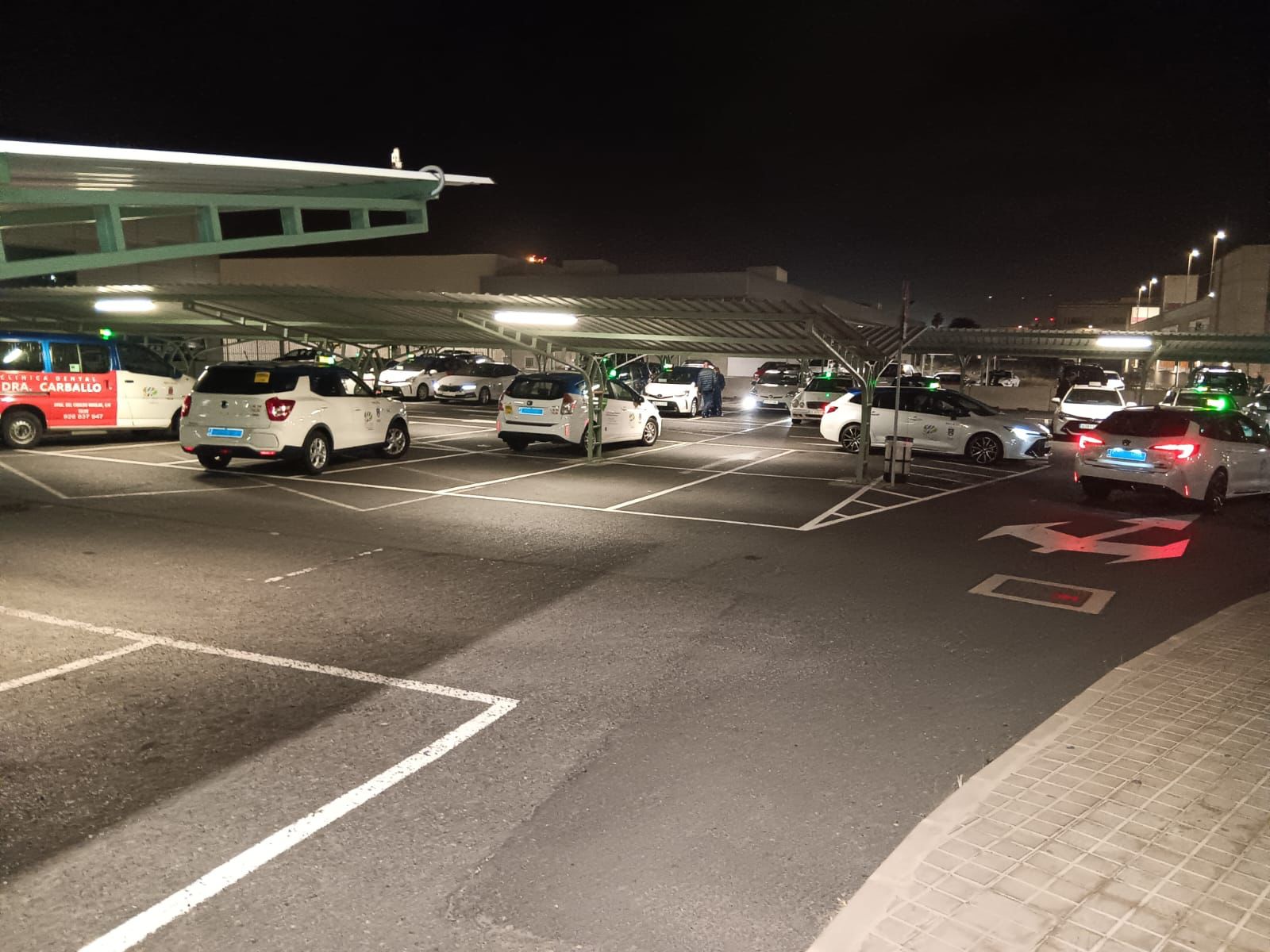 Taxis en el aeropuerto a la espera de clientes/TA.