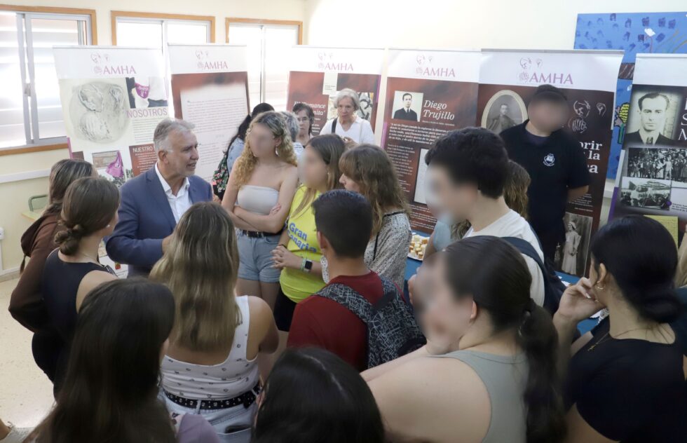 Alumnos del IES Las Huesas con el ministro Ángel Víctor Torres en una visita realizada al centro/TA.