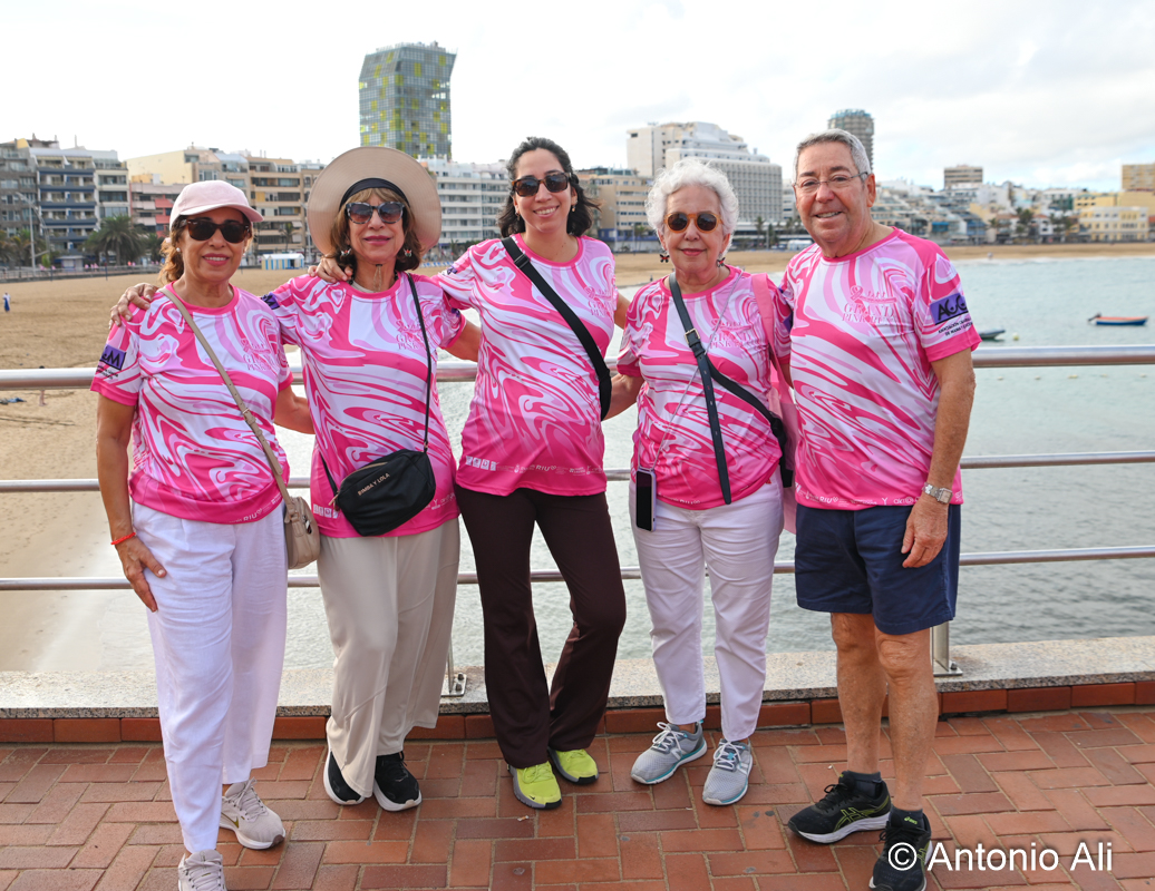 Francisco Santiago, junto a un grupo de amigas, en la marcha contra el cáncer de mama en Las Canteras, días atrás/Antonio Alí.