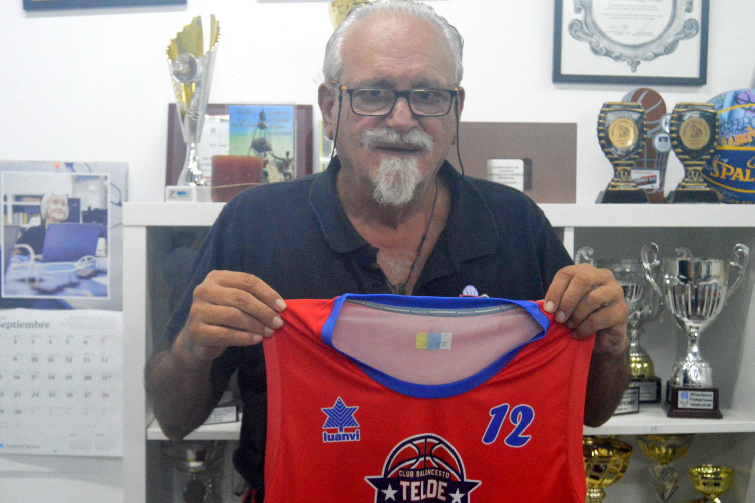 Carmelo Ortega, presidente del CB Telde, posando con una camisa del equipo (Foto: Juan Antonio Hernández)