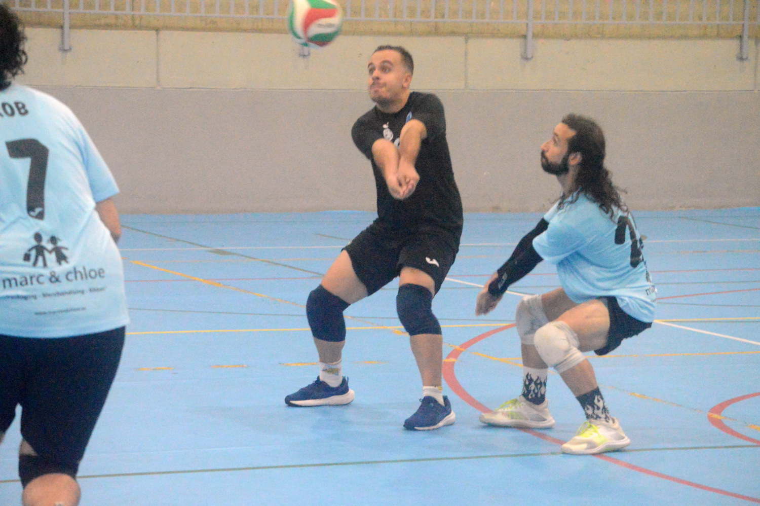 Momento del encuentro en el que el líbero intenta una recepción (Foto: Juan Antonio Hernández)