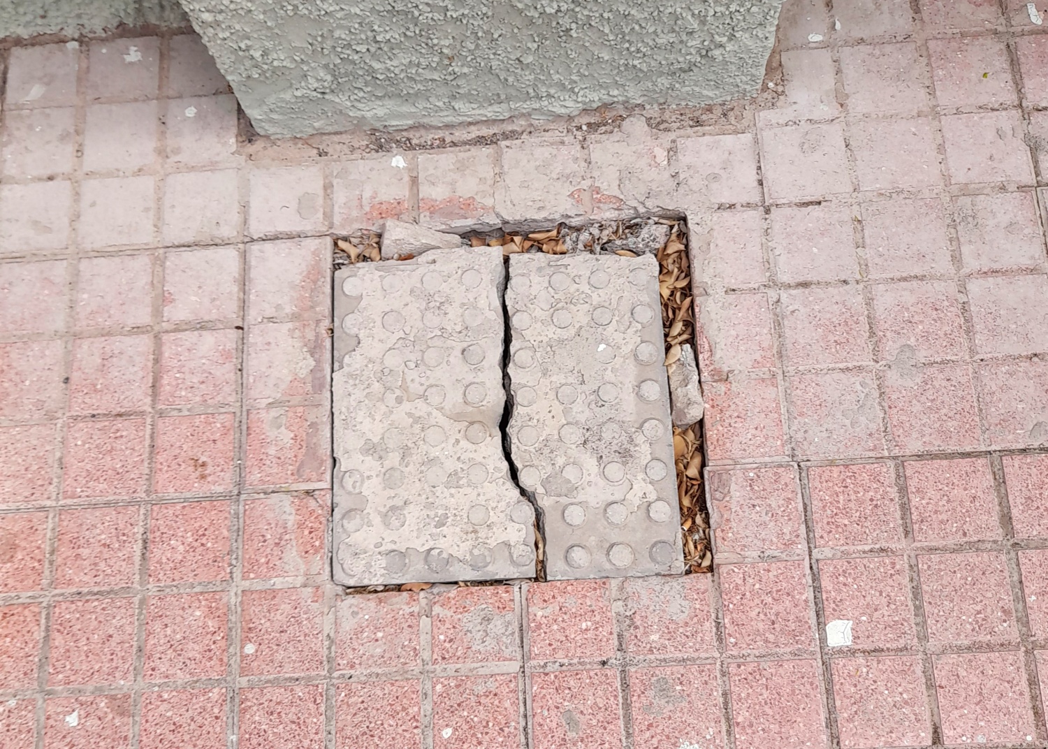 Tapa de alcantarillado rota en la calle Tasarte, en San José de Las Longueras. (Foto cedida)