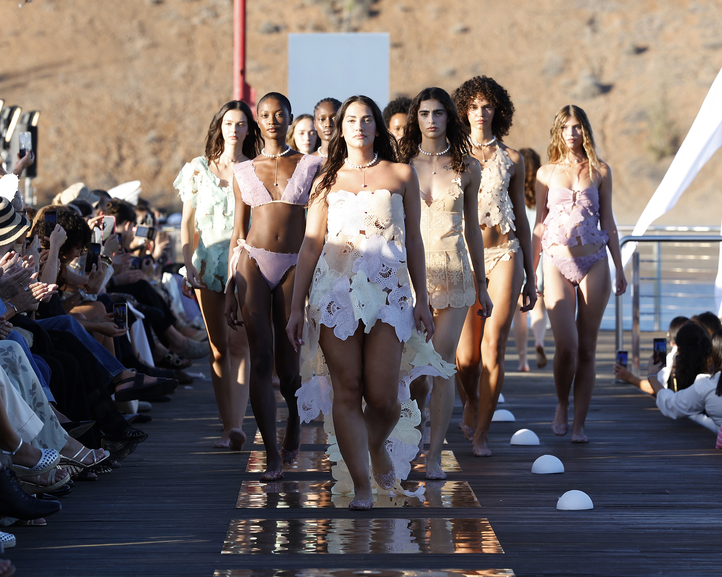 Karolina Kurkova sube a la pasarela de Gran Canaria Swim Week 2025 en Pasito Blanco