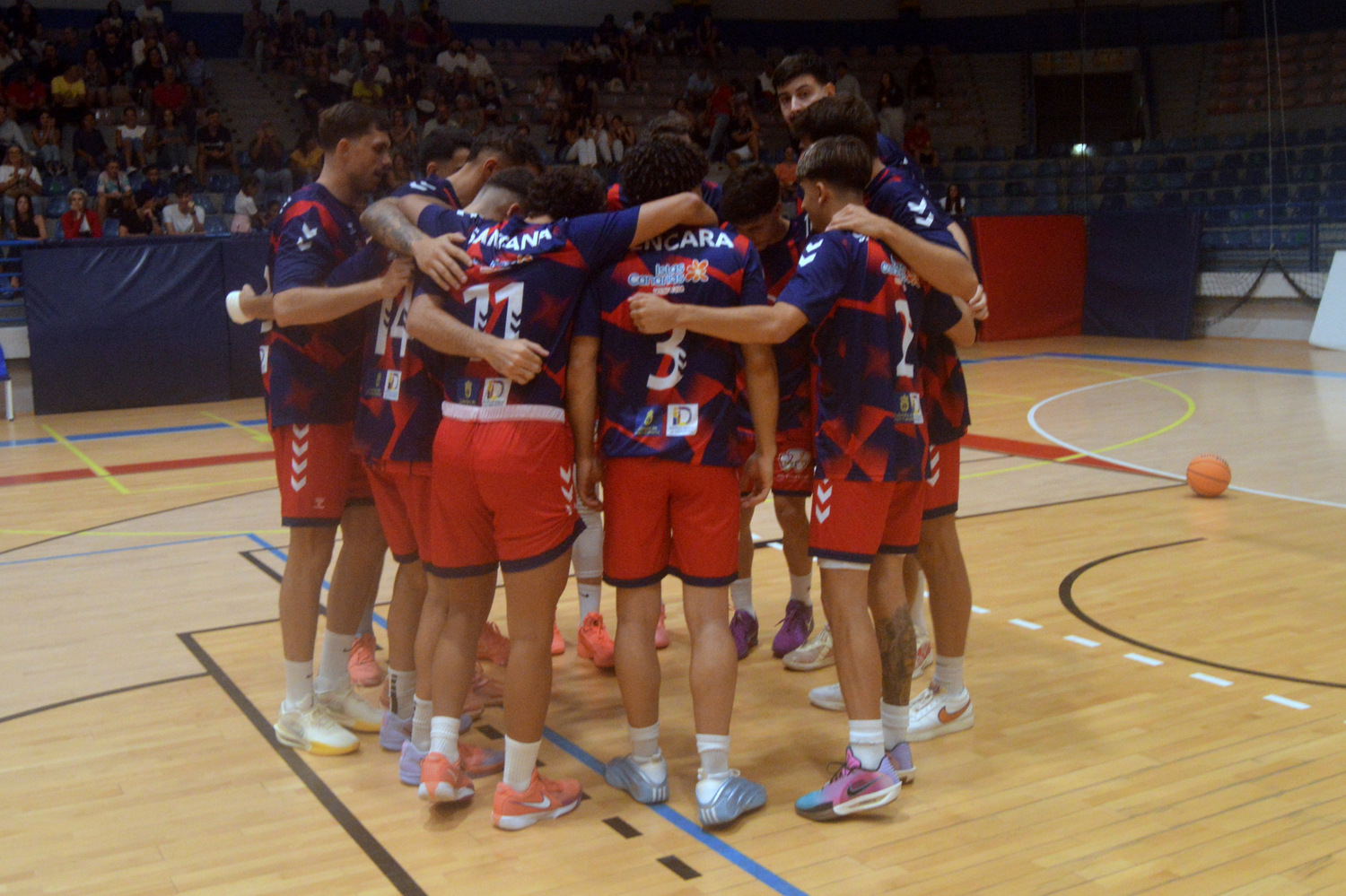Piña del Baloncesto Telde en el partido contra la ADC Boadilla (Foto: JAH)