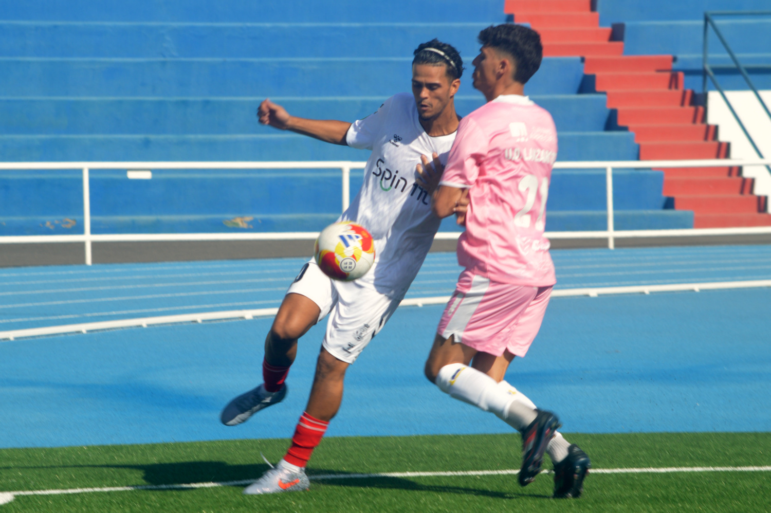 Gabriel Dámaso, en una acción ofensiva ante la UD Lanzarote (Foto: Juan Antonio Hernández)