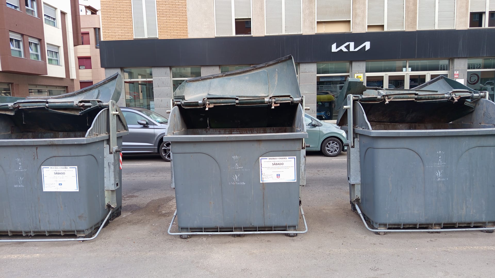 Contenedores deteriorados en la calle Alcalde Manuel Amador Rodríguez (Foto: cedida)