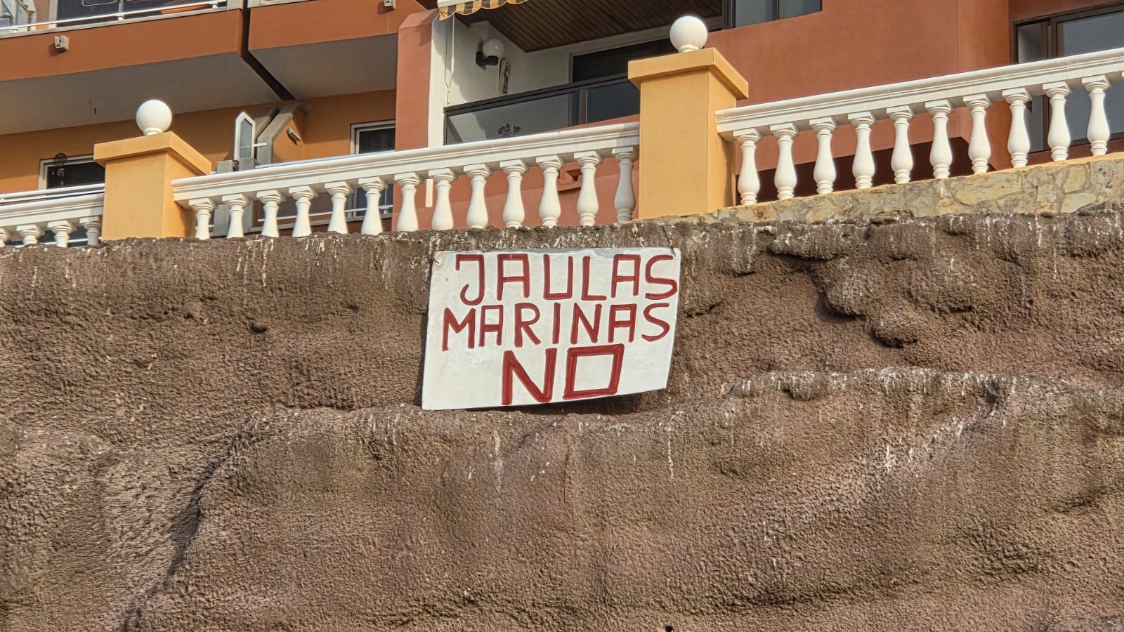 Cartel en contra de las jaulas marinas colocado en Melenara/TA. Cartel en contra de las jaulas marinas colocado en Melenara/TA.