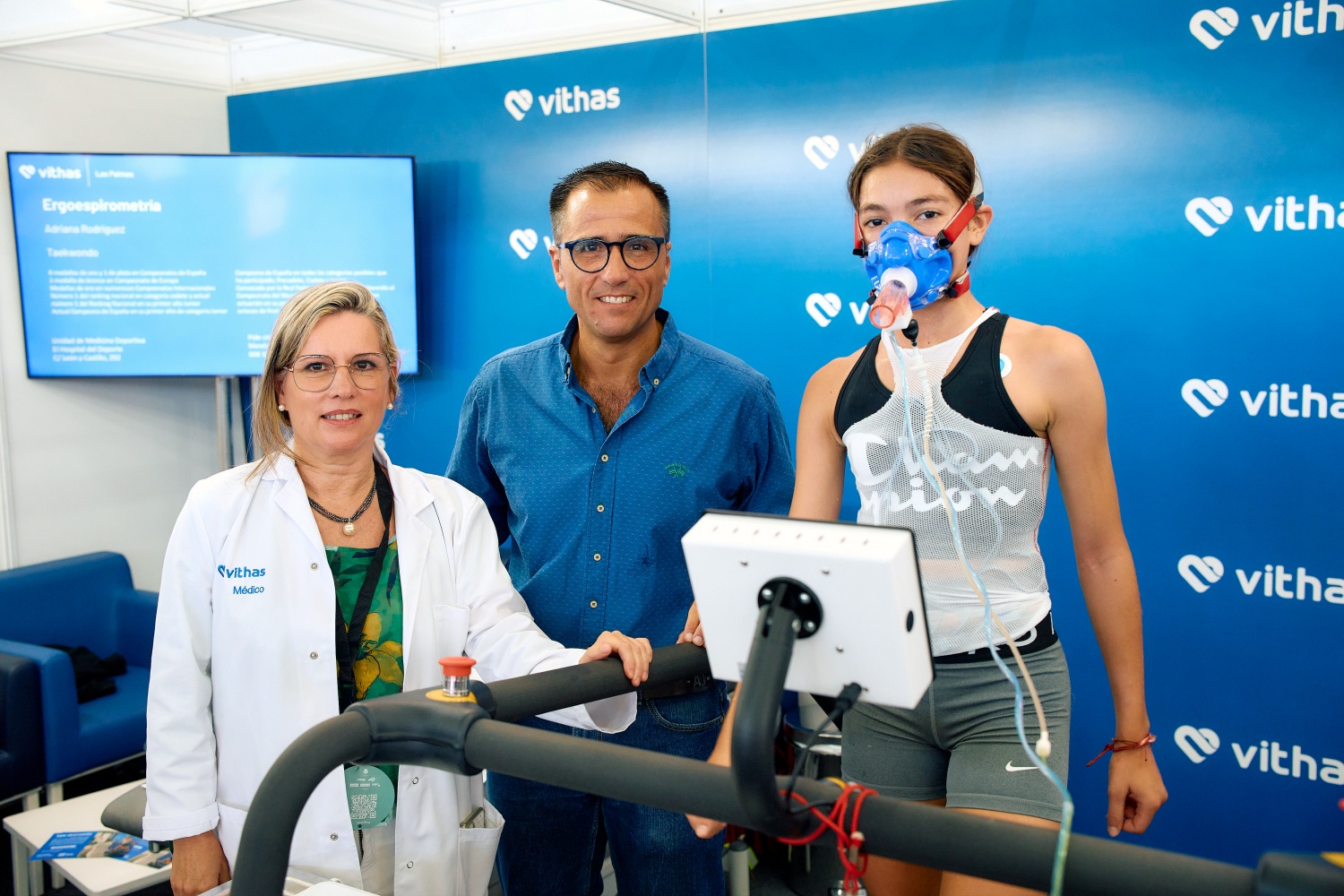 El viceconsejero de Deportes, Ángel Sabroso, junto a la doctora Paloma Suárez y una de las deportistas de élite (Foto: Vithas)