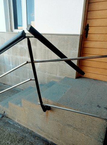 Imagen del pasamanos roto / TA