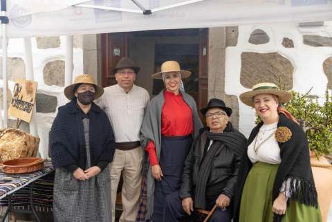 Agustín Calderín junto al alcalde varias concejalas / TA