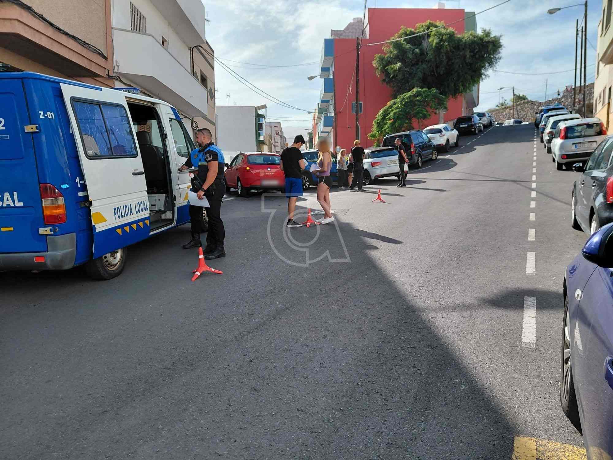 Última Hora: Un coche embiste a varios vehículos aparcados en una calle de La Herradura