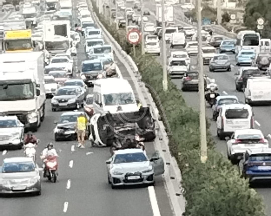 Caos en la GC-1:  Dos heridos y un coche volcado en un aparatoso accidente a la altura de Las Remudas