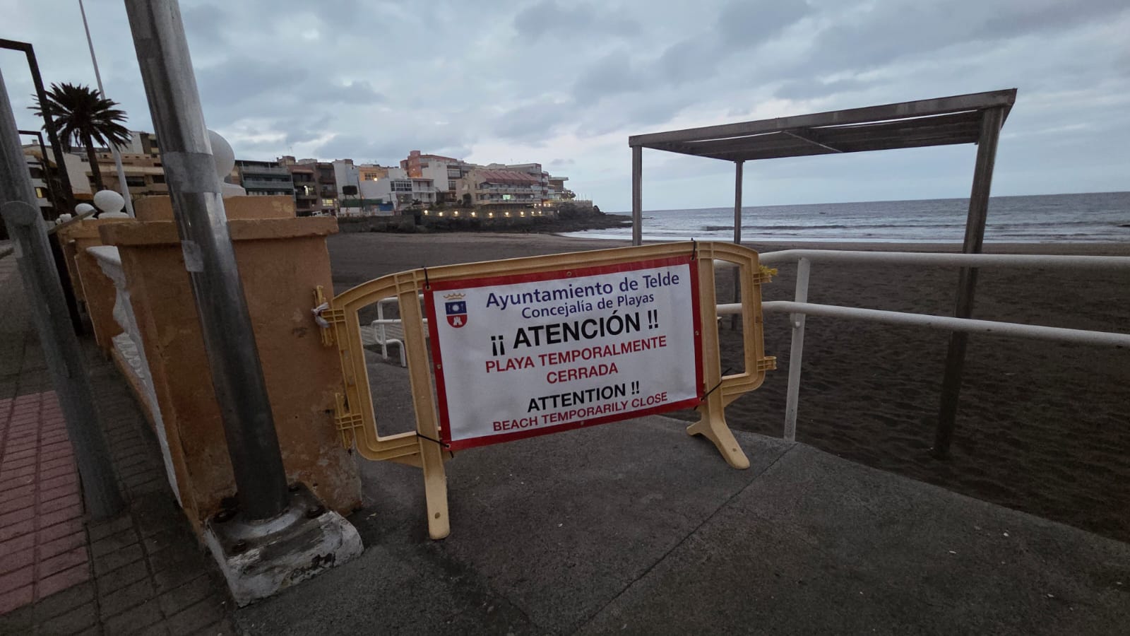Valla colocada en uno de los accesos a la playa de Salinetas/TA. Valla colocada en uno de los accesos a la playa de Salinetas/TA.