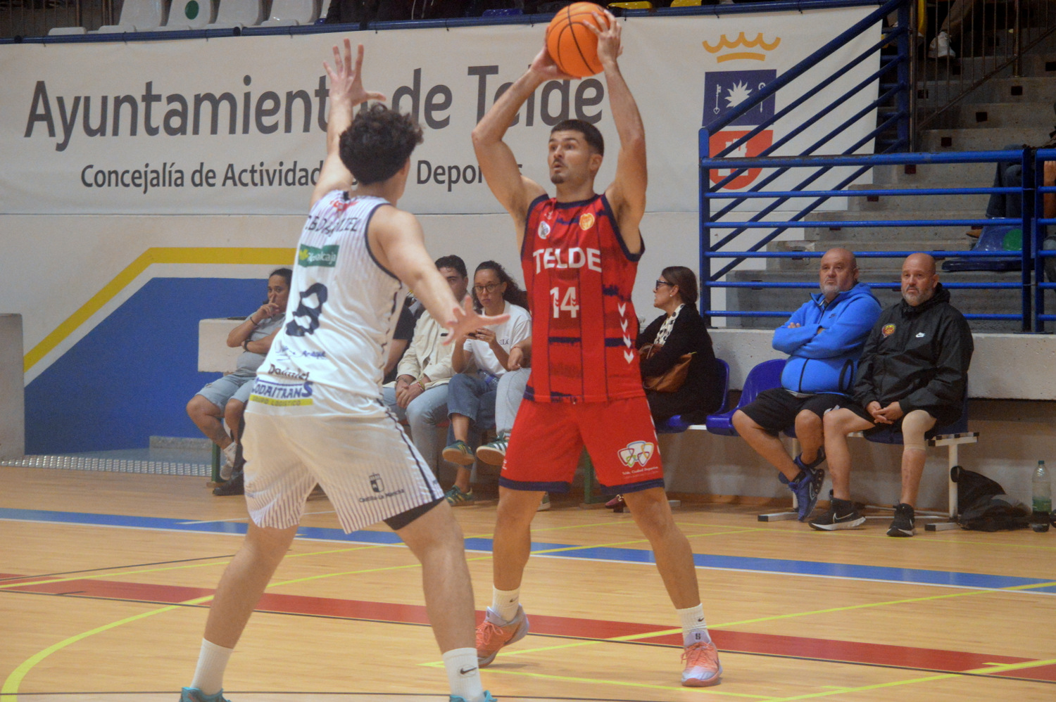 Enrique Vidal, jugador del Baloncesto Telde, en el partido contra el Daimiel (Foto: Juan Antonio Hernández)