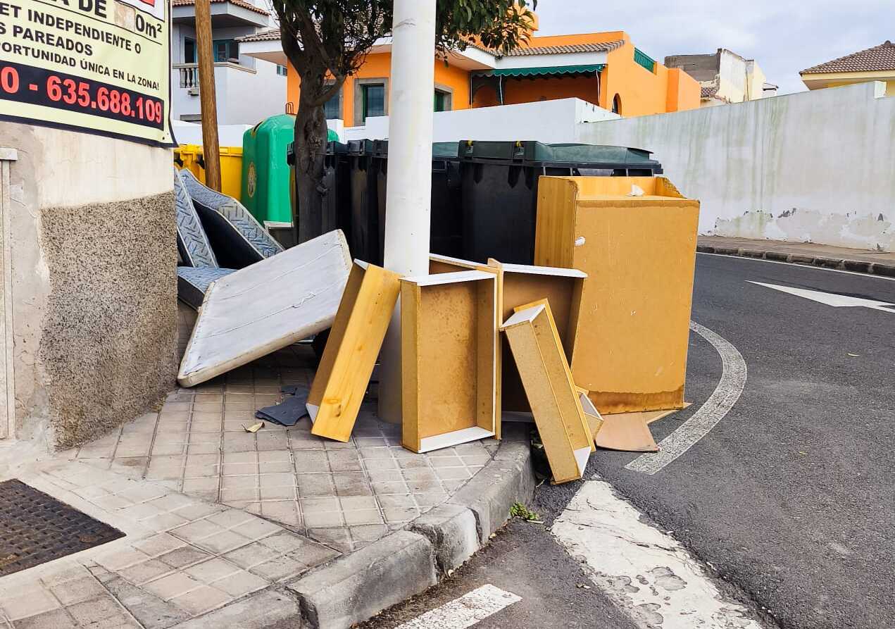 Los trastos y enseres se 'empadronan' en la calle Alhelí (La Garita)