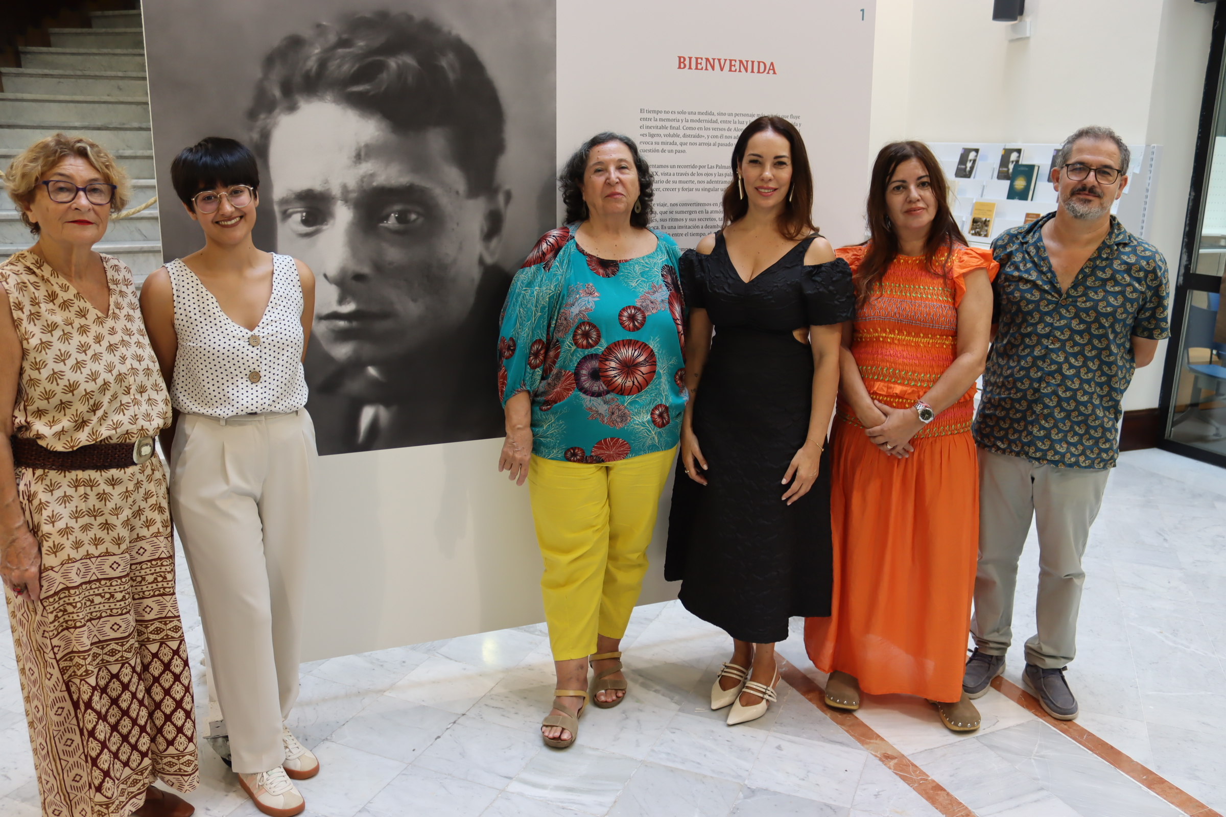 Luc&iacute;a L&oacute;pez, segunda por la izquierda, en el acto de presentaci&oacute;n de la exposici&oacute;n/TA.