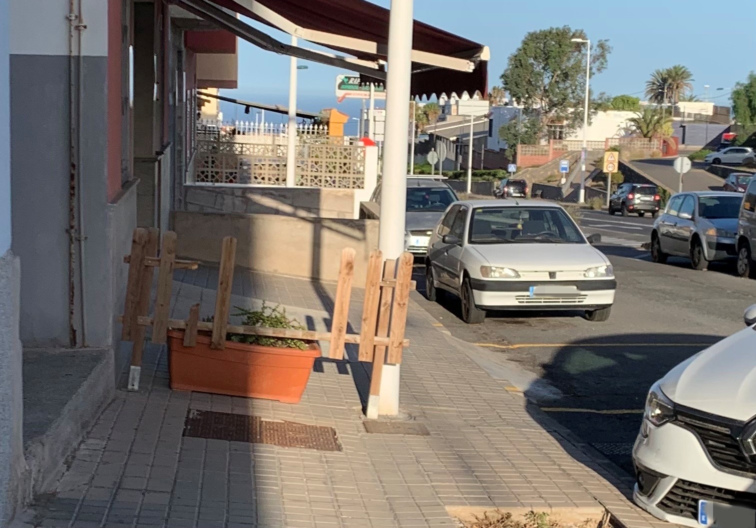 Tramo de la calle Alfonso XIII afectado por la colocaci&oacute;n de toldos sobre la acera (Foto cedida)