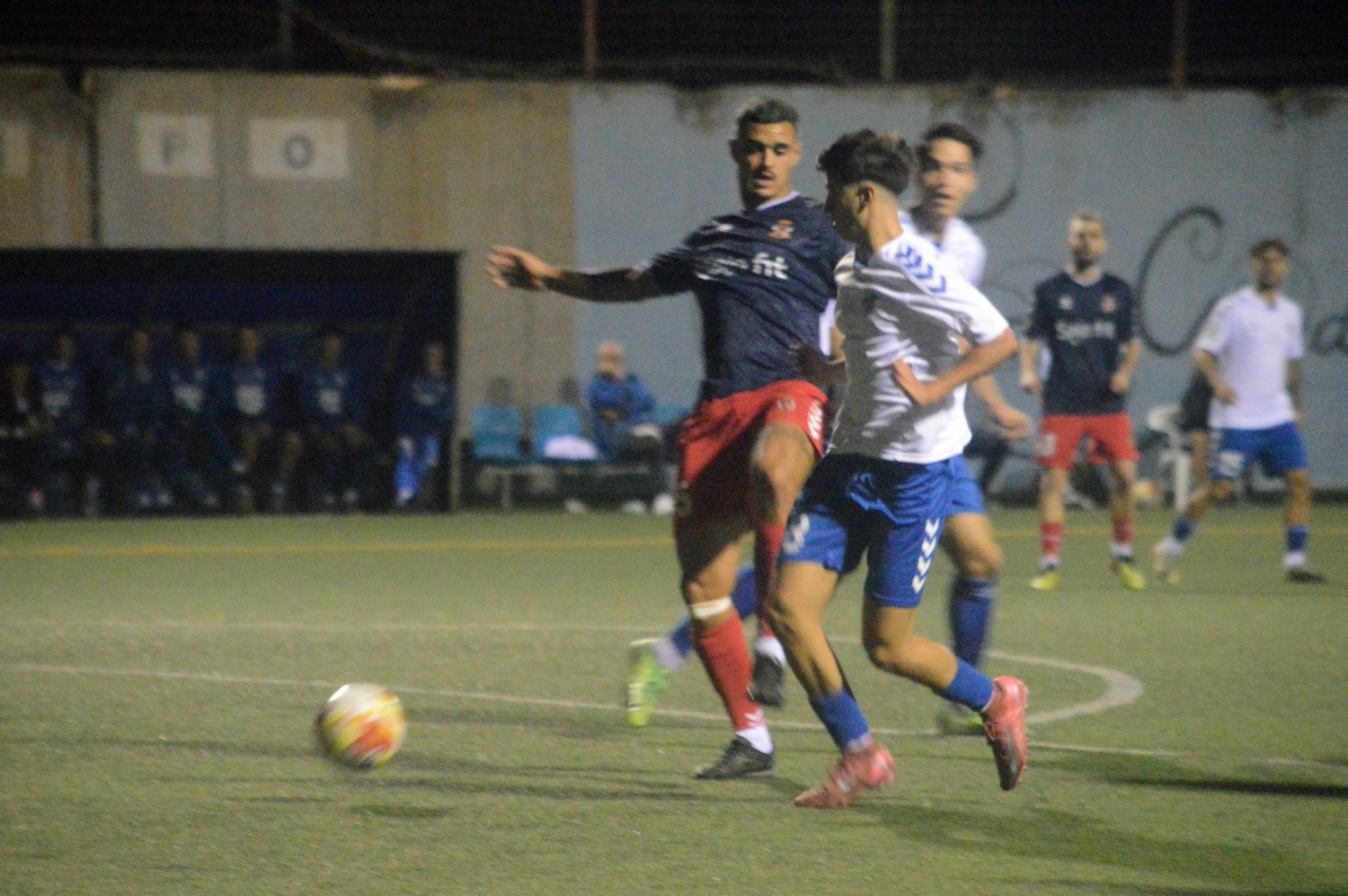 Manu Alemán para un contragolpe en la medular (Foto: Juan Antonio Hernández) Manu Alemán para un contragolpe en la medular (Foto: Juan Antonio Hernández)
