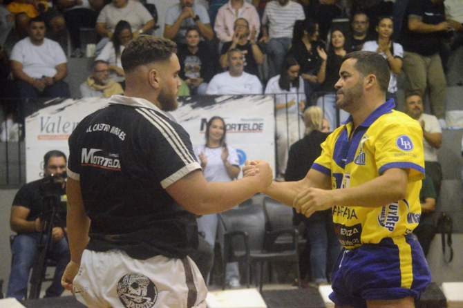 Salido entre Cristian Santana y Juan Alberto del Toro (Juan Antonio Hern&aacute;ndez)