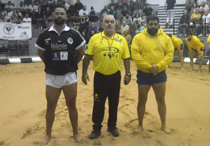 Los capitanes Jaime Rivero y Alfredo Segovia con el &aacute;rbitro Manuel Ramos (Foto: Juan Antonio Hern&aacute;ndez)