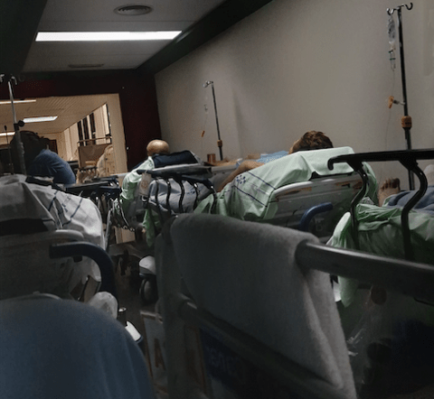 Pacientes hacinados en los pasillos de Urgencias / TA