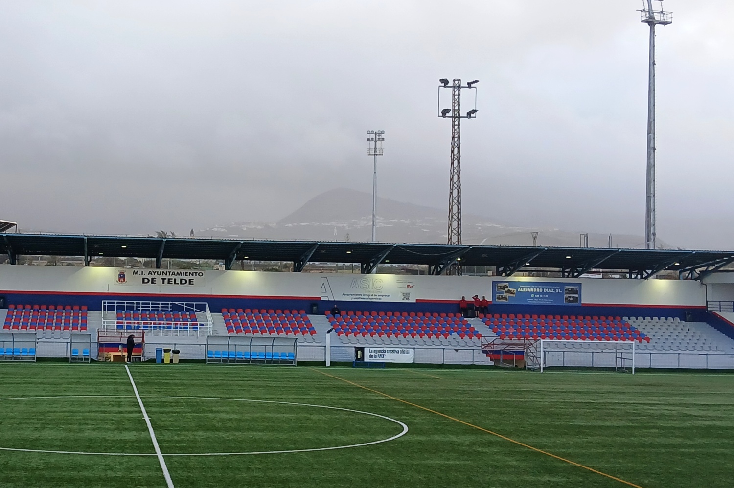 El estadio Pablo Hern&aacute;ndez a una hora del partido con lluvias al fondo (Foto: Juan Antonio Hern&aacute;ndez)