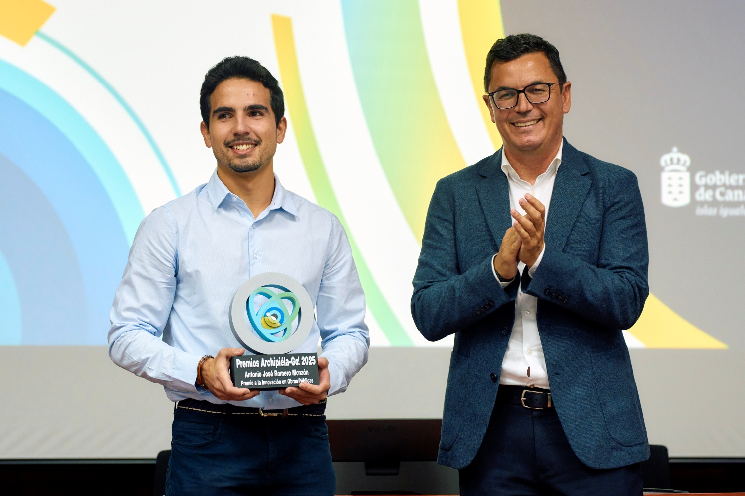 Pablo Rodríguez hizo entrega del premio a Antonio José Romero (Foto: Consejería de Vivienda)