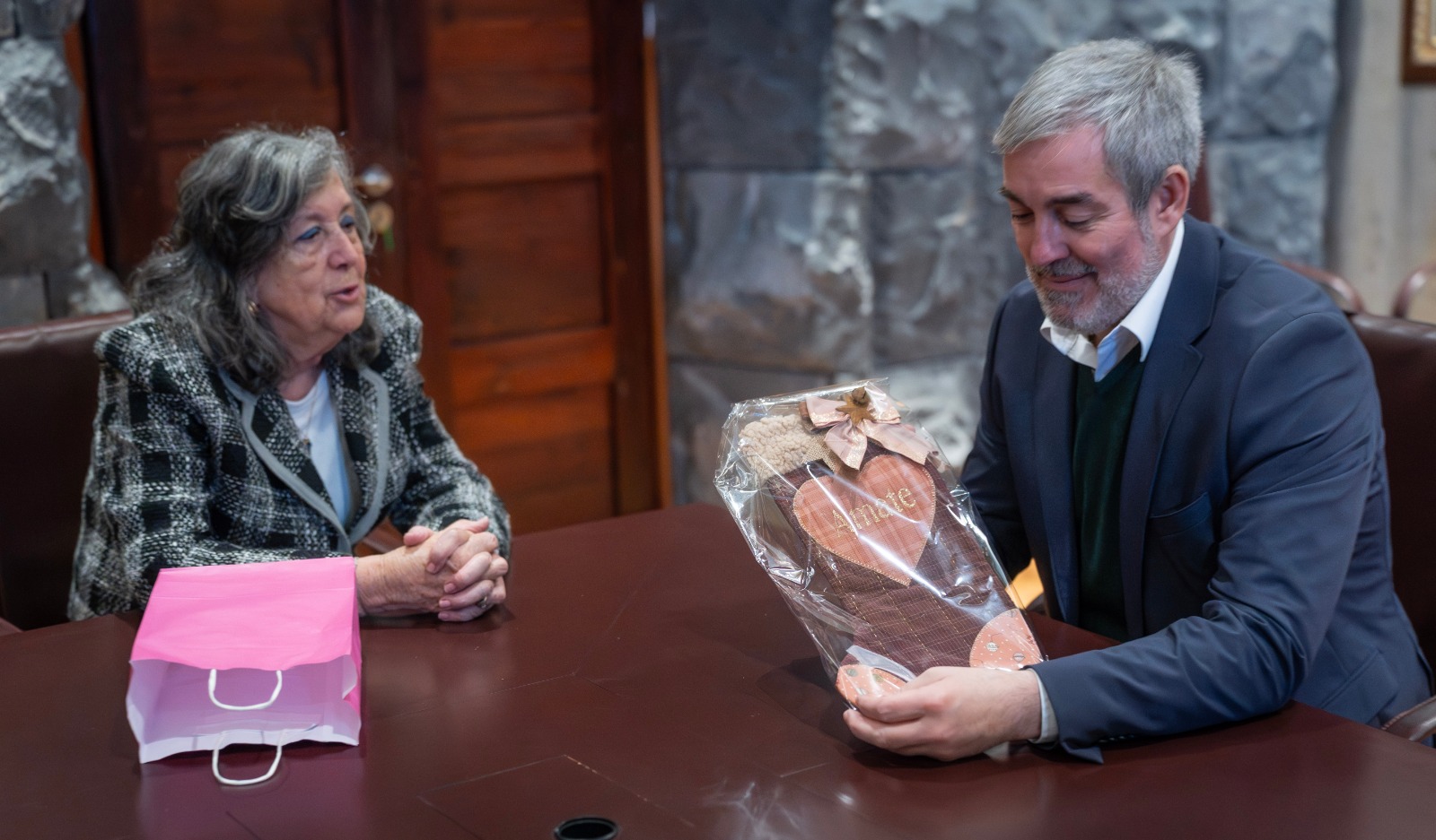 Fernando Clavijo recibe un obsequio de &Aacute;MATE (Foto: Gobcan)