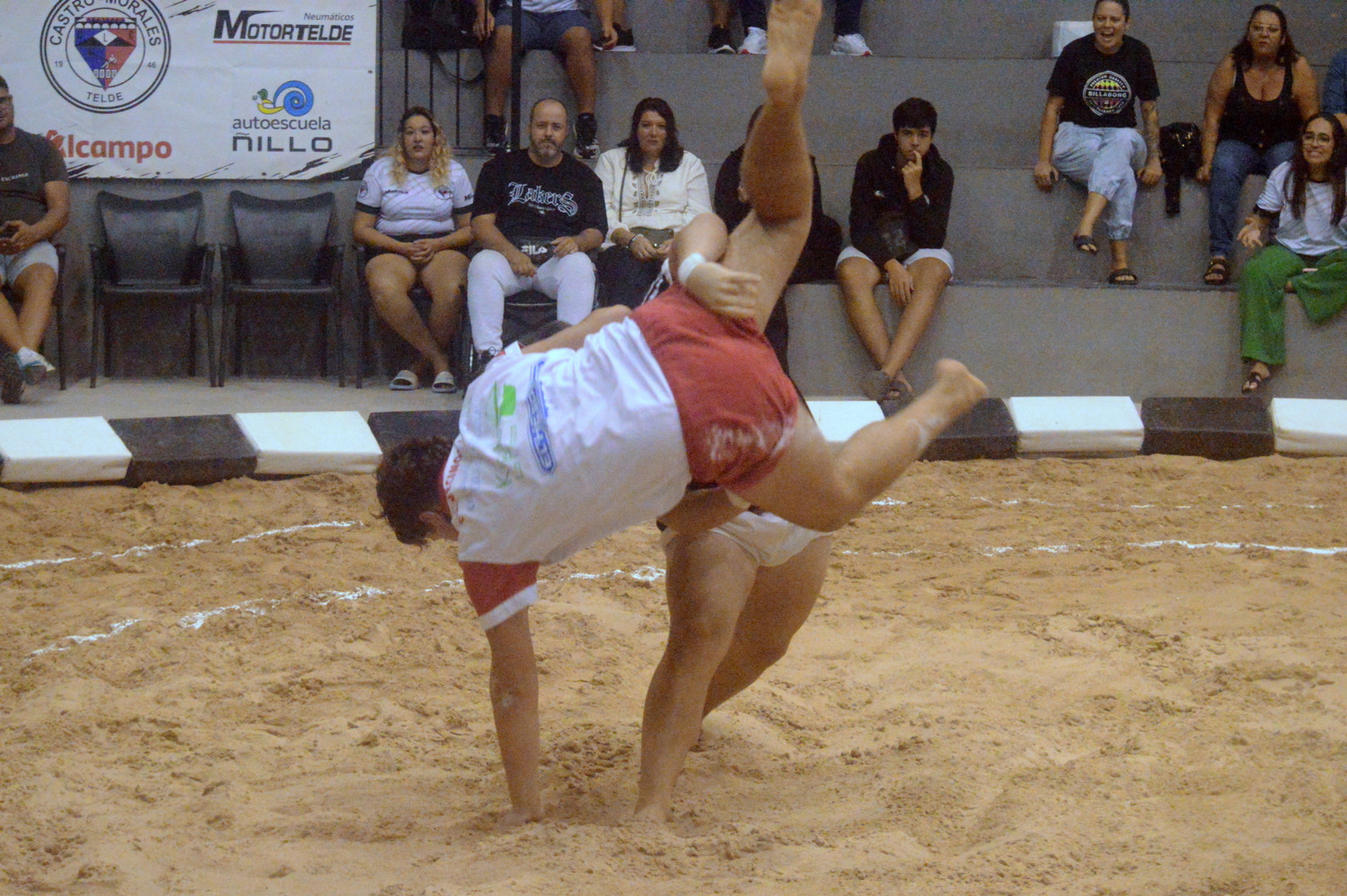 Imagen de una luchada del Castro Morales B ante el Vecinos Unidos (Foto: Juan Antonio Hernández)