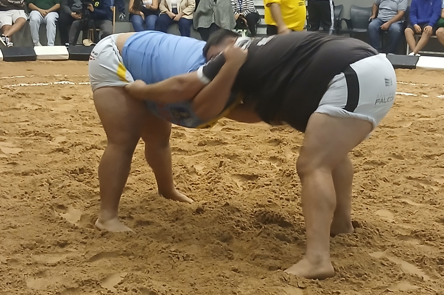 Kevin Acosta se agarra con Álvaro Déniz en el último emparejamiento (Foto: Juan Antonio Hernández)