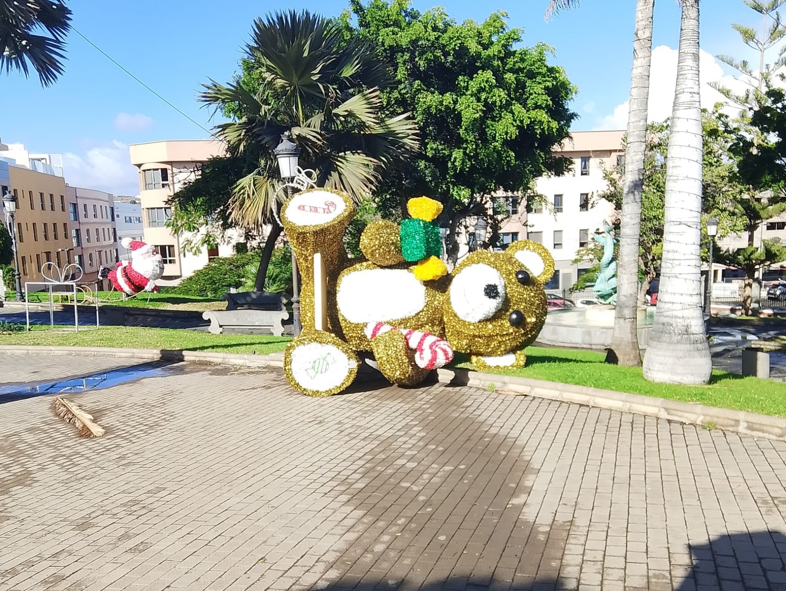 Oso luminoso caído en el parque de Arnao/TA.