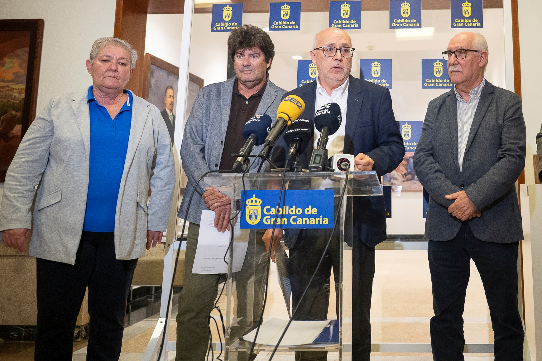 El presidente junto a representantes del mundo de la pesca y de la Consejería de Sector Primario (Foto: David Delfour - Cabildo de Gran Canaria)
