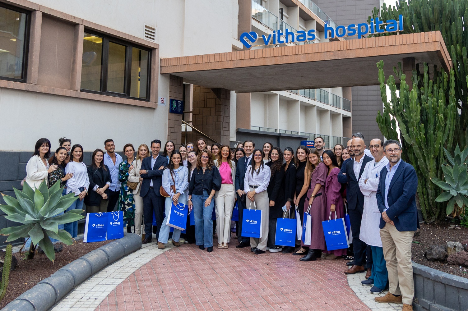Los alumnos de enfermería de la UNAM junto a personal docente y asistencial de Vithas y representantes de la universidad (Foto: Vithas)