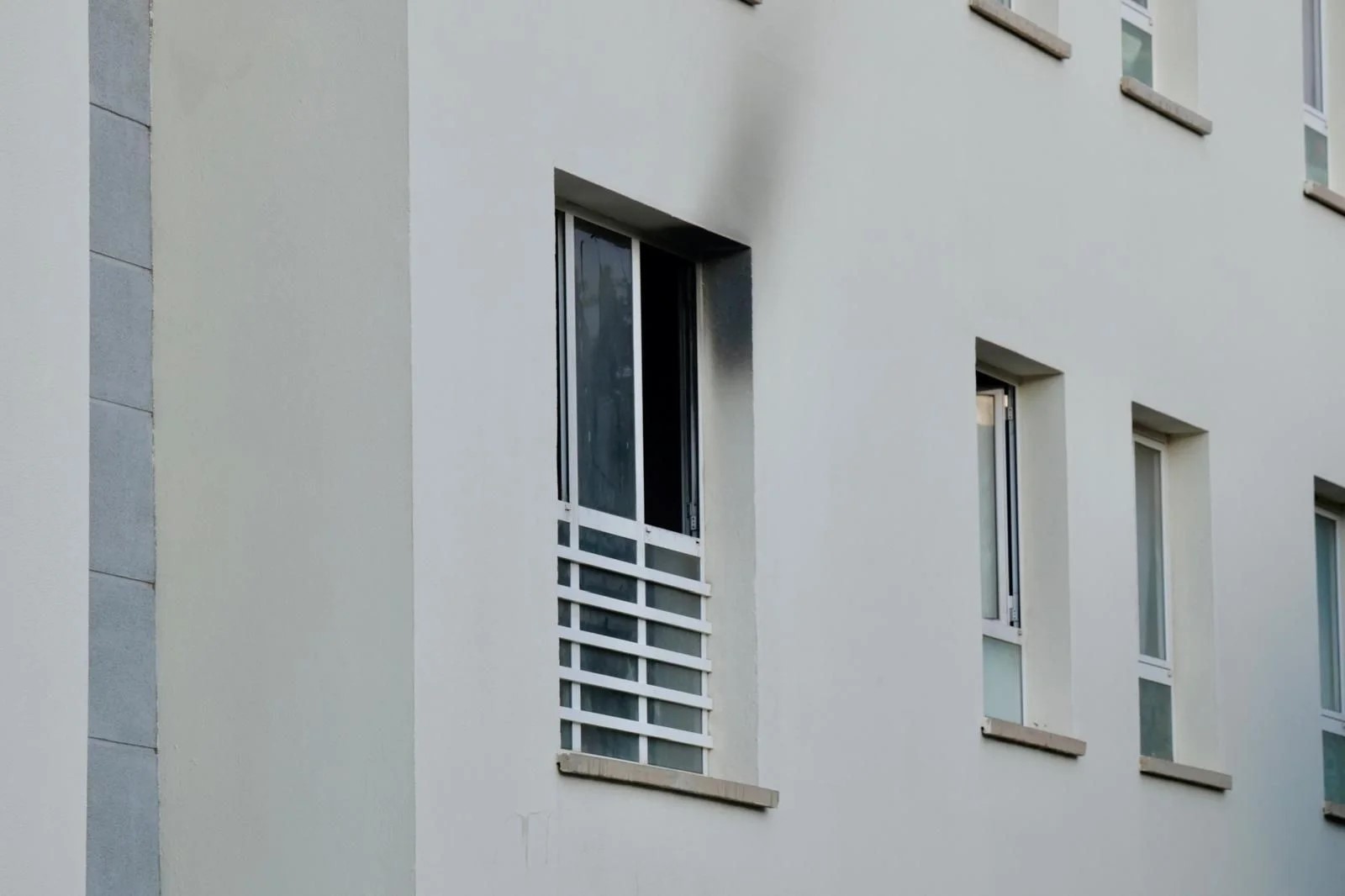 Ventana de la vivienda afectada por el incendio/C7.