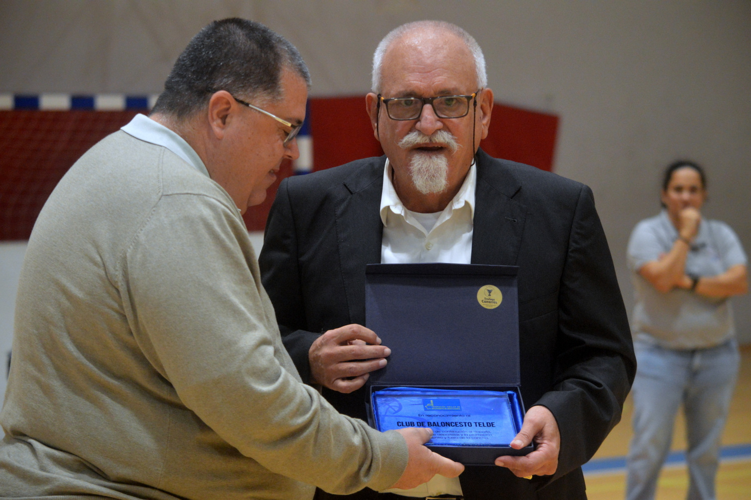 Carmelo Ortega, presidente y alma mater del CB Telde, recibe una placa por su dedicaci&oacute;n al club (Foto: Juan Antonio Hern&aacute;ndez)