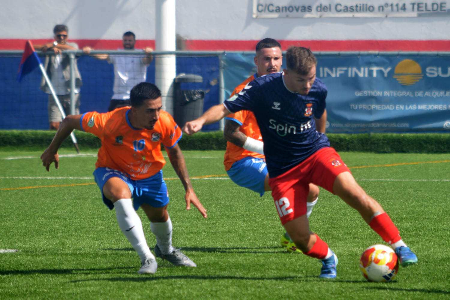 Álvaro González, jugador de la UD Telde, en el partido contra el P. P. San Mateo (Foto: Juan Antonio Hernández)