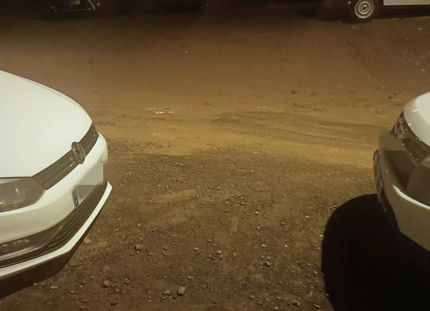 El barro vuelve a la calle Guadarfía de El Calero tras las lluvias