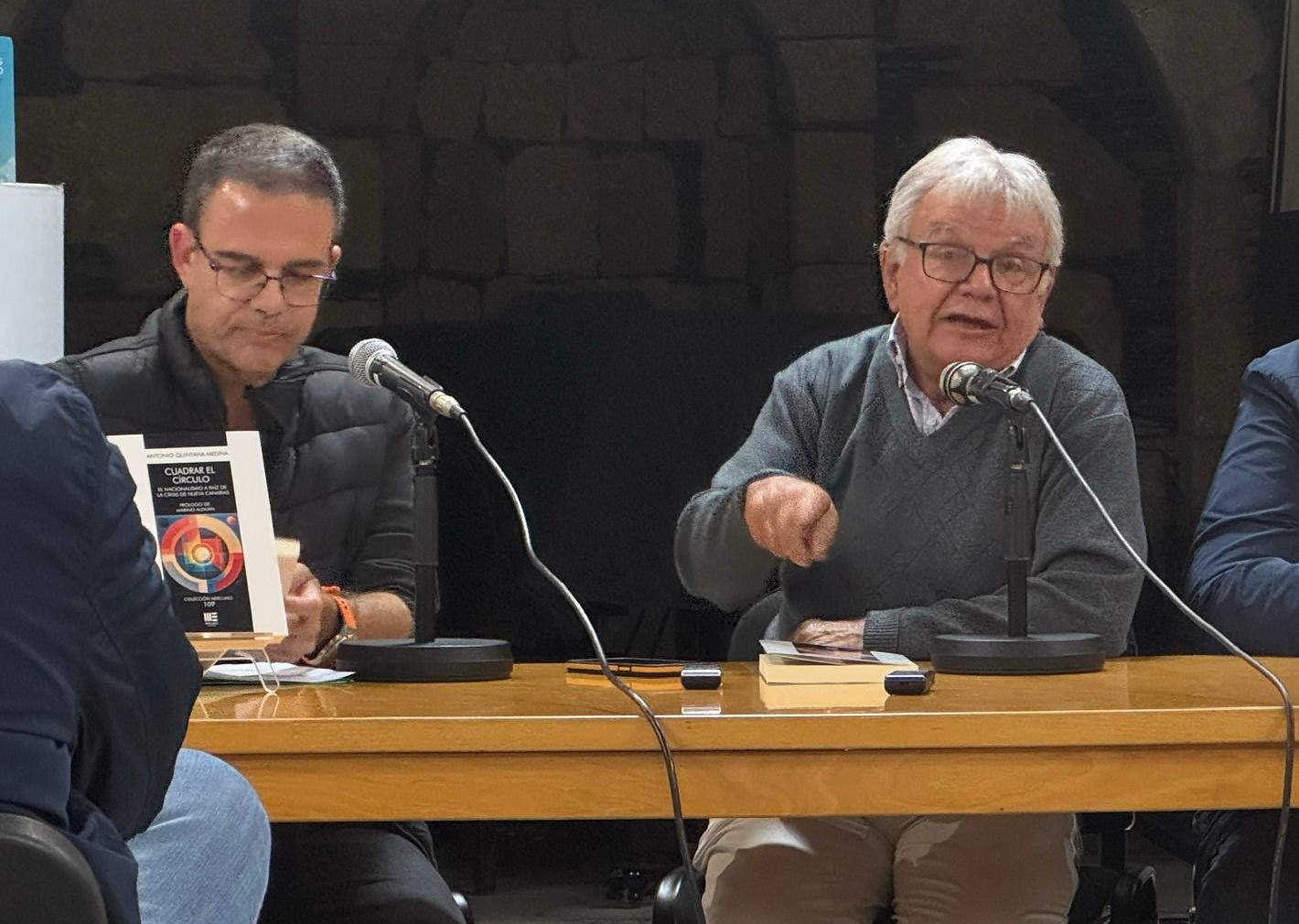 Los periodistas Gaumet Florido(i) y Antonio Quintana durante la presentaci&oacute;n del libro en Telde el pasado mes de noviembre/TA.