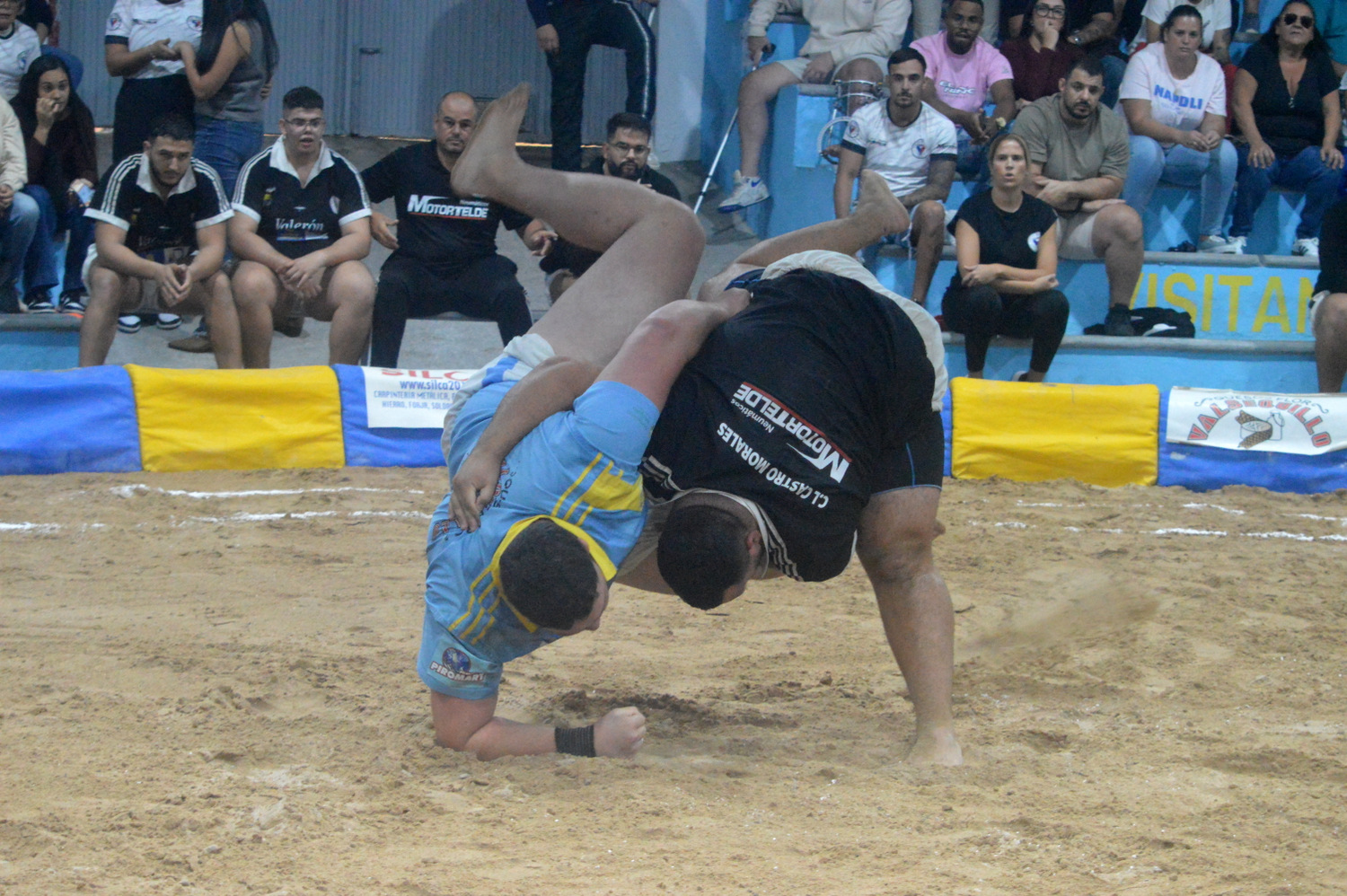 Imagen de la luchada del CL Castro Morales ante el CL Almogar&eacute;n en el Jos&eacute; Antonio Hern&aacute;ndez (Foto: Juan Antonio Hern&aacute;ndez)