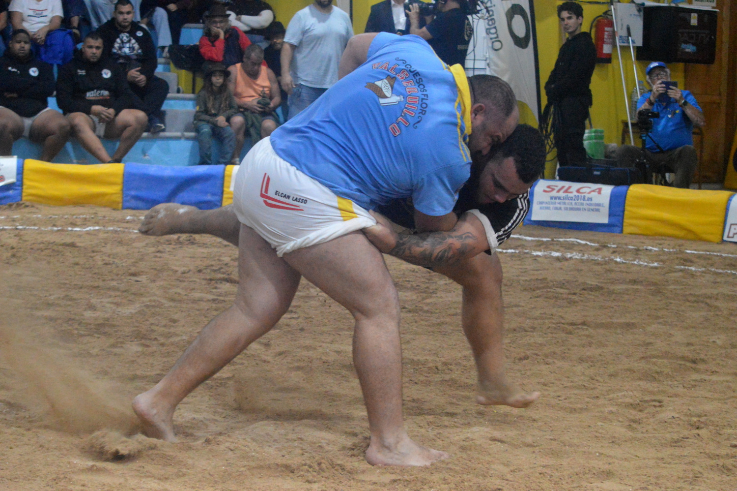 Imagen de una agarrada del CL Castro Morales contra el CL Almogarén en la primera vuelta (Foto: Juan Antonio Hernández)