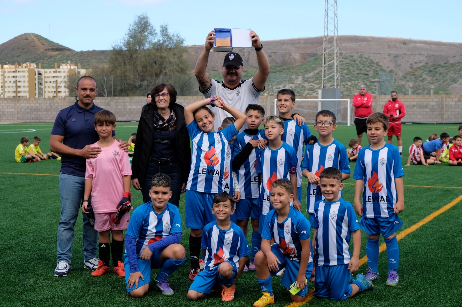 Equipo de la UD Jin&aacute;mar, con su placa conmemorativa del torneo (Foto cedida)