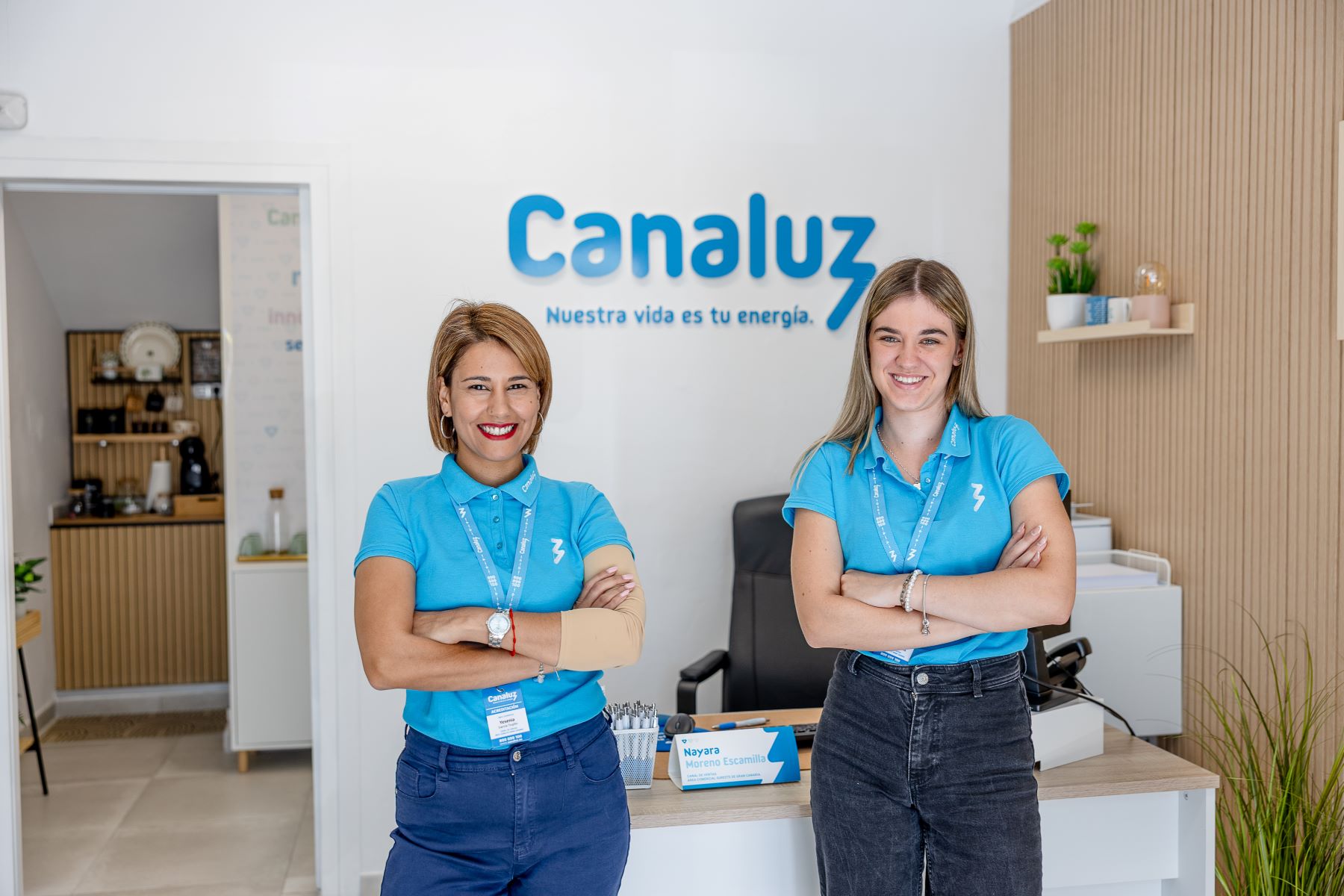 Yesenia Garc&iacute;a (izda.) y Nayara Moreno (dcha.), el equipo que ilumina la atenci&oacute;n al cliente en Canaluz Vecindario/Marcos de Rada.